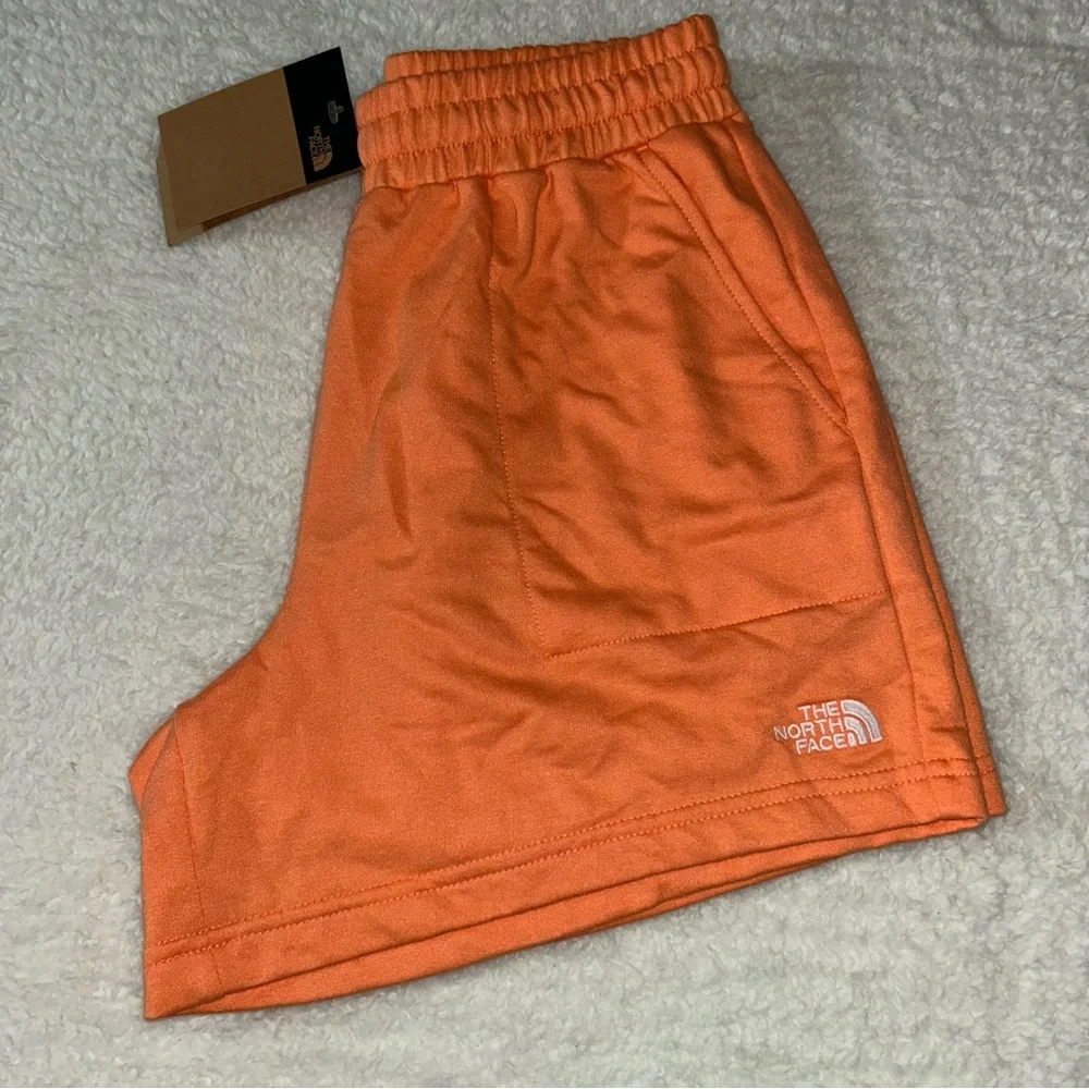 The North Face Women's Simple Logo Fleece Shorts Orange Medium NWT - Picture 2 of 4